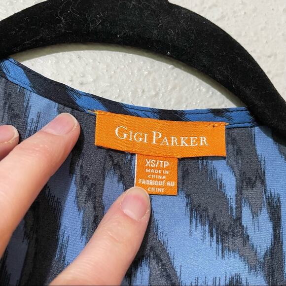 Gigi Parker Blue & Black Animal Print Flutter Sleeve Wrap Top Blouse Womens XS - Picture 2 of 8